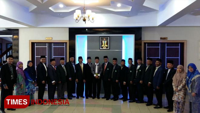 Rektor Unisma beserta tim delegasi Unisma berpoto bersama Rektor KUPUSB (Kolej Perguruan Ugama Seri Begawan ), Dr. Adnan Basar. (FOTO: AJP TIMES Indonesia)