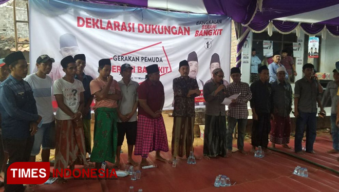 Gerakan Pemuda Berani Bangkit Kecamatan Modung Bangkalan, saat deklarasi mendukung pasangan Farid Alfauzi-Sudarmawan. (FOTO: Doni Heriyanto/TIMES Indonesia)