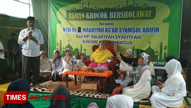 Achmad Dhafir saat dikenalkan oleh Nyai Makkiyah sebagai satu-satunya calon yang didukung Ponpes Salafiyah Safi'iyah, Sukorejo, Situbondo. (FOTO: Sofy/TIMES Indonesia)