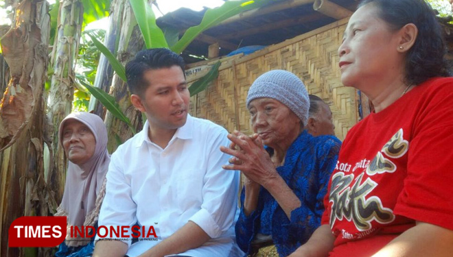Cawagub Jatim, Emil Dardak, berbincang dengan nenek Partinah, seorang wanita jompo miskin sebatang kara di Banyuwangi. (FOTO: Syamsul Arifin/ TIMES Indonesia)