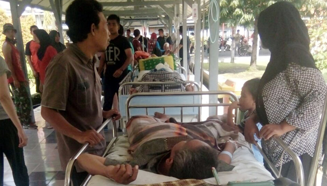 Pasien RS Angkatan Laut dr. Ramelan Surabaya saat dievakuasi keluar ruangan. (FOTO: Istimewa)