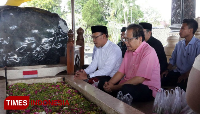 Rizal Ramly saat ziarah ke Makam Bung Karno di Blitar. (FOTO: Nana Ariani/TIMES Indonesia)