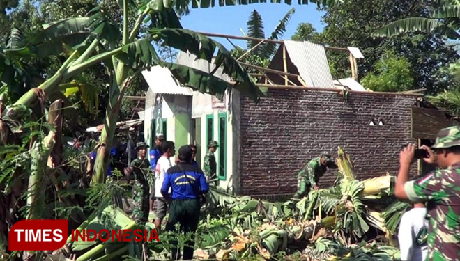 Kondisi rumah warga di Desa Pesisir, Kecamatan Gending, Kabupaten Probolinggo, yang rusak akibat angin puting beliung.(FOTO: Dicko W/TIMES Indonesia)