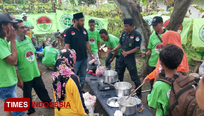 Aktivis lingkungan yang tergabung dalam Aliansi Masyarakat Peduli Lingkungan Hidup dan B3 Indonesia (Amphibi) saat penyuluhan pembuatan sabun cair kepada warga. (FOTO: Rudi Mulya/TIMES Indonesia)