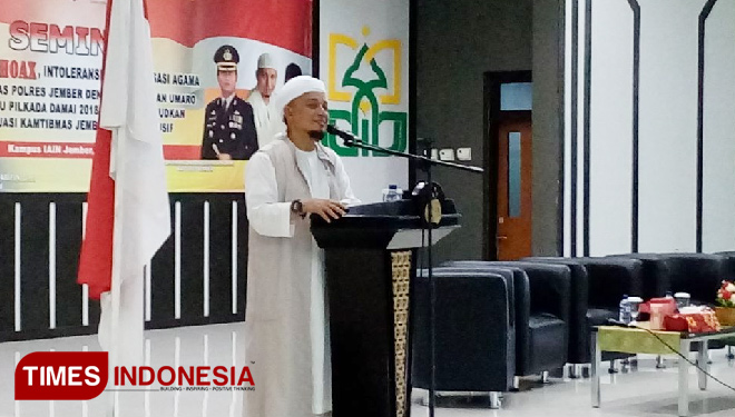 Ustadz Muhammad Arifin Ilham saat mengisi tausiah di seminar dan deklarasi anti-hoaks di IAIN Jember. (FOTO: Dody Bayu Prasetyo/Times Indonesia)