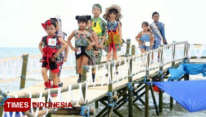 Pelaksanaan Batik on The Sea yang menyedot perhatian wisatawan di Pantai Lombang. (FOOT: Busri Toha / TIMESIndonesia)