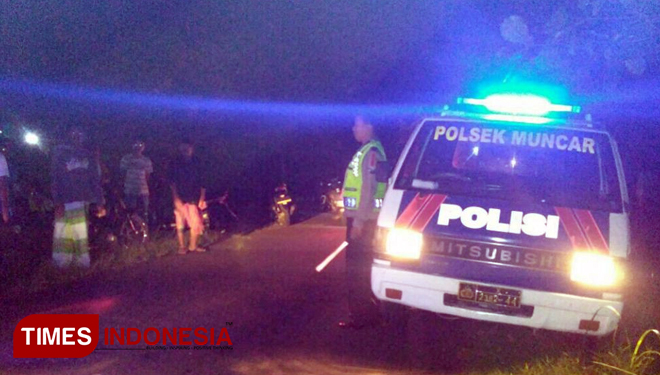 Petugas Laka Lantas Polsek Muncar, Banyuwangi, saat mendatangi lokasi kecelakaan bapak anak dijalan raya Blambangan - Bangorejo, masuk Dusun Sukosari, Desa Blambangan. (FOTO: Syamsul Arifin/ TIMES Indonesia)