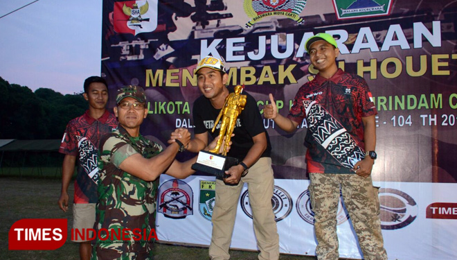 Pembagian hadiah kejuaraan menembak silhouette walikota cup dan Danrindam V Brawijaya. (FOTO: Tria Adha/TIMES Indonesia)