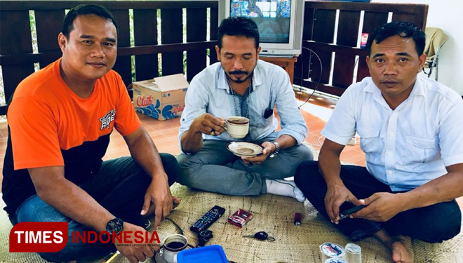Aktivis M Yunus Wahyudi, saat bersilaturahmi dan meminta saran, kritik serta nasehat kepada dua sahabatnya, Danu Budiyono dan H Rudi Santoso. (FOTO: Syamsul Arifin/ TIMES Indonesia)