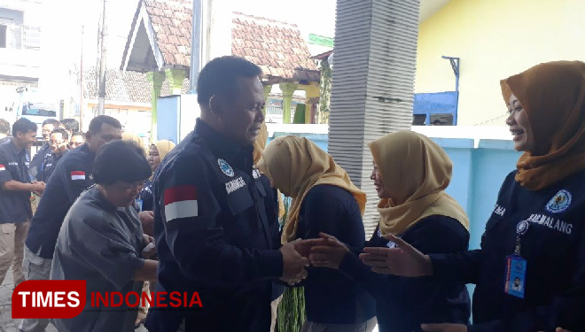 Kepala BNN Propinsi Jawa Timur, Brigjen Pol Drs Bambang Budi Santoso beserta istrinya, Selasa (20/3/3/2018) berkunjung ke kantor BNN Kabupaten Malang di Pakisaji. (FOTO: Widodo/TIMES Indonesia)