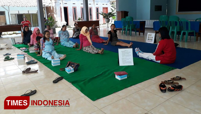 Kegiatan kelas ibu hamil yang diadakan UPTD Puskesmas Genteng Kulon, di Balai Desa Genteg Kulon. (FOTO: Erwin Wahyudi/TIMES Indonesia)
