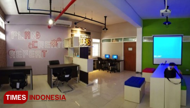 Fasilitas pada Lab Kewirausahaan dan cerminan salah satu aktivitas yaitu diskusi. (FOTO: AJP TIMES Indonesia)