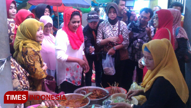 Puti Guntur Soekarno borong beberapa dagangan Pasar Tradisional Sidoharjo, Kabupaten Lamongan, Selasa, (20/3/2018). (FOTO: Ardiyanto/TIMES Indonesia)