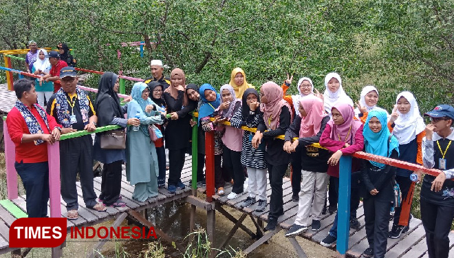 Wisatawan asal Malaysia saat mengunjungi wisata MBS Desa Pangkahwetan, Kecamatan Ujungpangkah. (FOTO: Akmal/TIMES Indonesia)