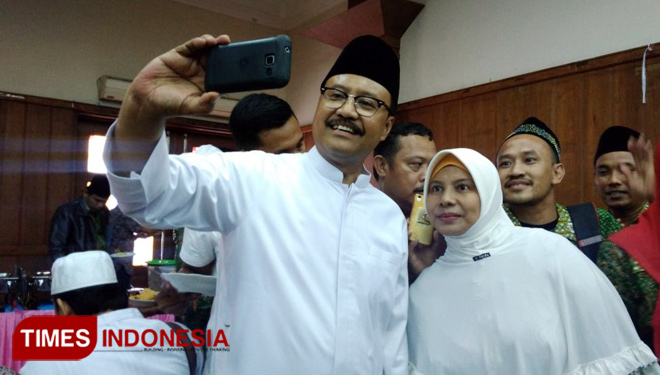 Syaifullah Yusuf (Gus Ipul) jadi rebutan masyarakat untuk swafoto di Gresik. (FOTO: Akmal /TIMES Indonesia)