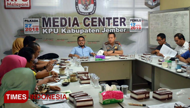KPU dan Polres Jember saat memberikan sosialisasi di Media Center KPU Jember. (FOTO: Angga/TIMES indonesia)