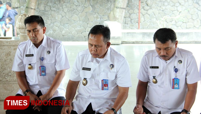Kepala BNNP Jatim Brigjen Pol Bambang Santoso saat ziarah di MBK Blitar. (FOTO: Nana Ariani/TIMES Indonesia)