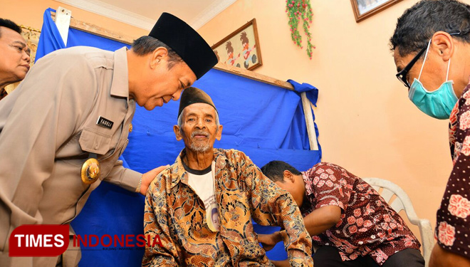 Lansia di Kabupaten Lamongan diperiksa di Posyandu Lansia dengan disaksikan Bupati Lamongan Fadeli. (FOTO: Dok. TIMES Indonesia)