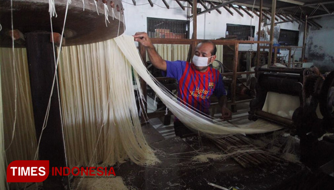 Proses pembuatan misua tradisional di pabrik misua Marga Mulya, Surabaya, Rabu (21/3/2018). (FOTO: Ashar Saifur Rizall/TIMES Indonesia)