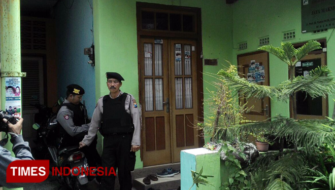 Pihak kepolisian menjaga rumah salah satu anggota DPRD Kota Malang fraksi PKB (FOTO : Imadudin M/TIMES Indonesia)