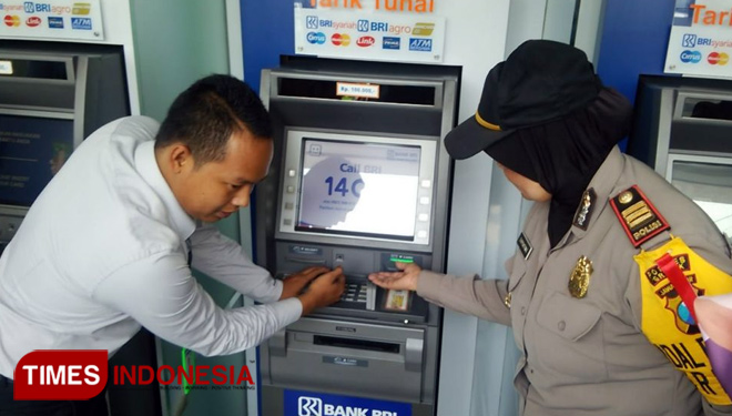 Kapolsek Gresik Kota, AKP Suyatmi saat memeriksa mesin ATM. (FOTO: Akmal/TIMES Indonesia)
