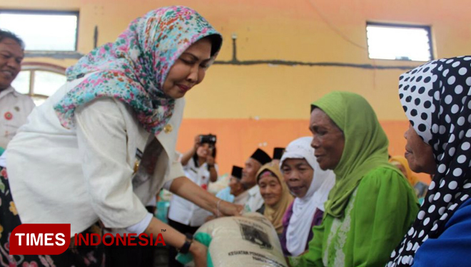 Wali Kota Batu, Dewanti Rumpoko menyerahkan bantuan sosial pangan beras secara simbolis kepada warga penerima di Desa Giripurno, Kecamatan Bumiaji, Rabu (21/3/2018). (FOTO: Ferry/TIMES Indonesia)