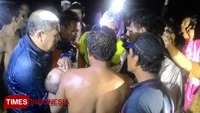 Warga membawa jenazah Samu’in dari kubangan Galian C di Watukebo, Banyuwanyi Kamis (22/3/2018) malam. (FOTO: Dian Efendi/TIMES Indonesia)