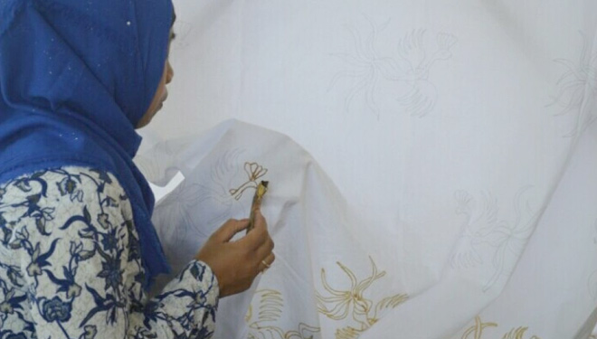 Pembatik batik tulis Meru Betiri. (FOTO: Istimewa)