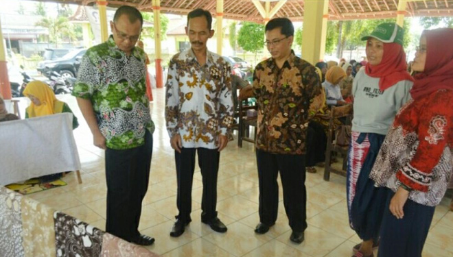 Berdiri dari kiri ke kanan, Prof. A. Subagio, Soediono, Wachju Subchan dan dua peneliti Program Mitigasi Berbasis Lahan UNEJ saat menengok lokasi kerajinan batik tulis Meru Betiri. (FOTO: Istimewa)