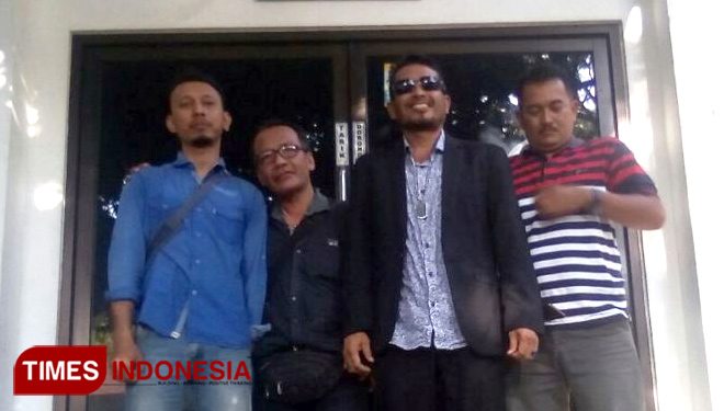 Aktivis M Yunus Wahyudi, saat bersama sejumlah pegiat LSM di Banyuwangi. (FOTO: Syamsul Arifin/ TIMES Indonesia)