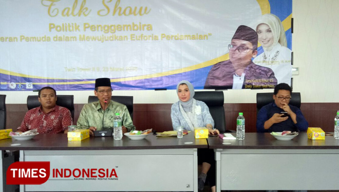 Arzeti Bilbina saat mengisi Talk Show di UIN Sunan Ampel Surabaya bersama Dekan Fakultas Usuludin dan Filsafat dan Muhammad Khubbi Ali Direktur Eksekutif Traktat Politica. (FOTO: Nasrullah/TIMES Indonesia)