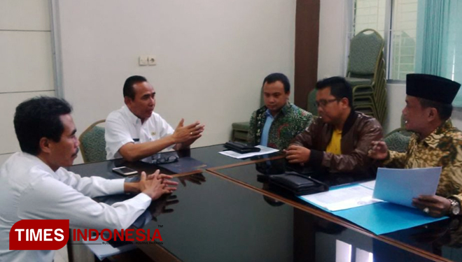 M Sholeh kuasa hukum Samsul Hadi (dua dari kanan) saat menemui Ali Imron (dua dari kiri) selaku Wakil Panitia Pilkades serentak Pemkab Sidoarjo untuk mengonfirmasi terkait putusan PTUN Surabaya (FOTO: Rudy/ TIMES Indoensia)