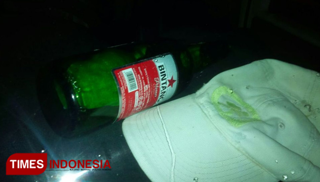 Botol minuman keras didalam mobil DPD Partai Nasdem Banyuwangi yang melaju zig zag melawan arus. (FOTO: Syamsul Arifin/ TIMES Indonesia)