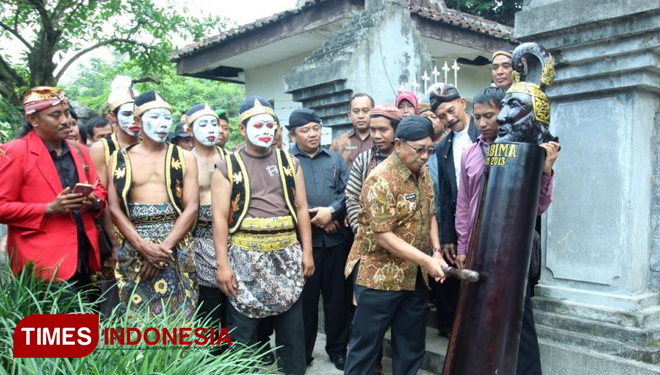 Bupati Blitar, Drs.H.Rijanto,MM memberangkatkan Kirab Budaya Mleri di Di Desa Bagelenan, Kamis, 22 Maret 2018 (FOTO: ajp.TIMES Indonesia)
