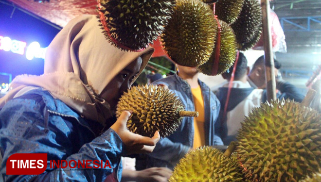 Makan durian. (FOTO: Youtube)