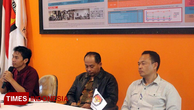 Komisioner KPU Kota Batu, Erfanudin (paling kiri) menjelaskan kepada tim paslon Pilgub Jatim saat acara penyerahan APK, Jumat (23/3/2018) petang di aula kantor KPU Kota Batu. (FOTO: Ferry/TIMES Indonesia)