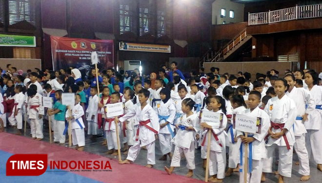 Ratusan karateka dari berbagai kontingen mengikuti Kejuaraan Karate Piala Rektor ke-III Universitas Jember. (FOTO: Dody Bayu Prasetyo/Times Indonesia)