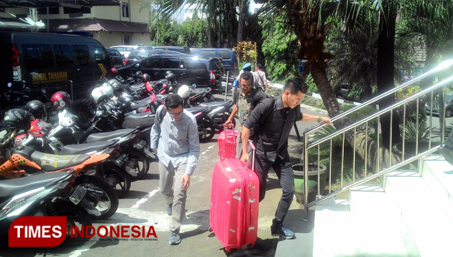 Penyidik KPK menggelar pemeriksaan di Aula Mapolresta Malang. (FOTO: Imadudin/TIMES Indonesia)