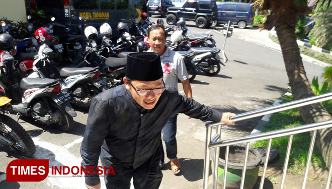 Wakil Wali Kota Malang non aktif, Sutiaji diperiksa KPK di Mapolresta Malang. (FOTO: Imadudin M/TIMES Indonesia)