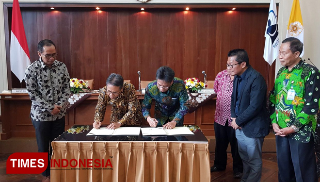 Bupati Bondowoso, H Amin Said Husni dan Rektor UGM Prof Ir Panut Mulyono, M.Eng, D.Eng. saat menandatangani MoU kerjasama pengembangan SDM, Penelitian, Pengabdian masyarakat, Sabtu (24/3/2018) (FOTO: Istimewa)