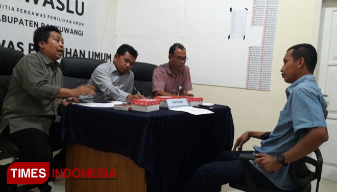 Komisioner Badan Pengawas Pemilu (Bawaslu) Banyuwangi, saat melakukan klarifikasi terhadap Komisioner KPU terkait keterlambatan pencetakan Data Pemilih Sementara (DPS). (FOTO: Syamsul Arifin/ TIMES Indonesia)