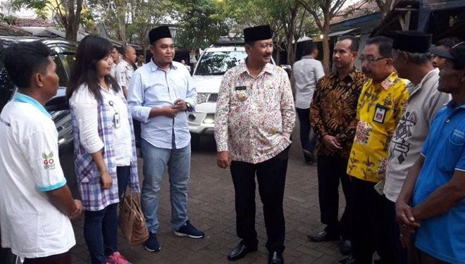  Pj Bupati Probolinggo Tjahjo Widodo, saat melakukan kunjungan ke pasar tradisional di Paiton Probolinggo Jatim.(FOTO: Istimewa)