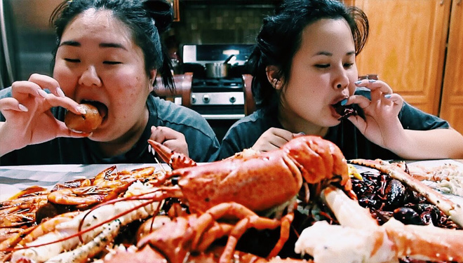 Makan seafood. (FOTO: Youtube)