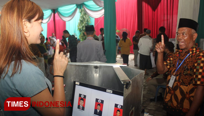 Warga melakukan pemungutan suara dengan system E-Voting (FOTO: Rudy/ TIMS Indonesia)
