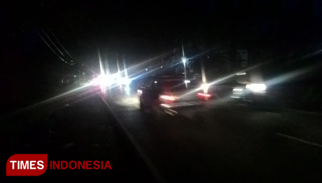 LPJU di jalan Banyuwangi-Jember sering padam pada malam hari, Sabtu (24/3/2018). (FOTO: Dian Effendi/TIMES Indonesia).