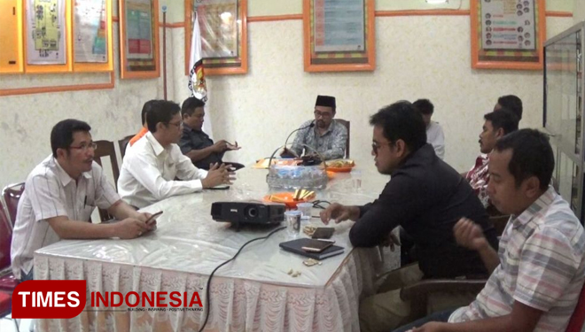Penyerahan APK dari KPU ke Tim Pemenangan Paslon Pilkada Kota Probolinggo (FOTO: Happy/TIMES Indonesia)