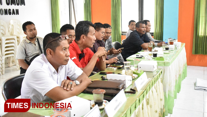 KPU Lamongan saat menggelar rapat koordinasi approval persiapan pencetakan APK bersama masing-masing tim kampanye pasangan calon nomor urut 1 dan 2. (FOTO: Ardiyanto/TIMES Indonesia)