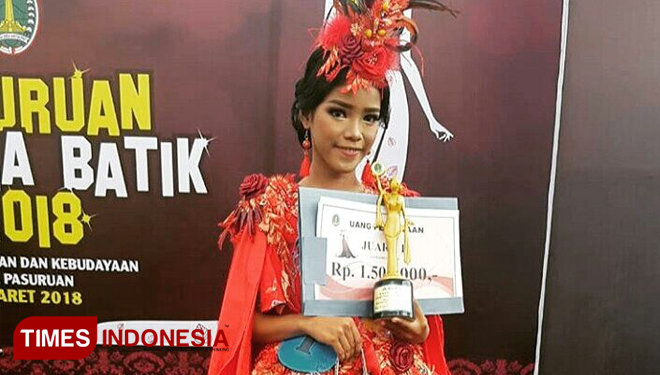 Siswi SMAN 4 Pasuruan, Alvira Sandya Pratiwi yang meraih juara 1 lomba Pesona Batik Pasuruan 2018. (FOTO: Robert/TIMES Indonesia)