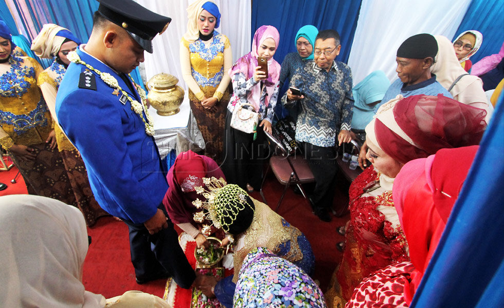 Anggoro Setyo Pramono (25) dan Novia Nur Eka Saputri (25) saat melakukan tradisi adat Jawa injak telur sebagai bentuk pengabdian seorang istri kepada suami (FOTO : Adhitya Hendra/TIMES Indonesia)
