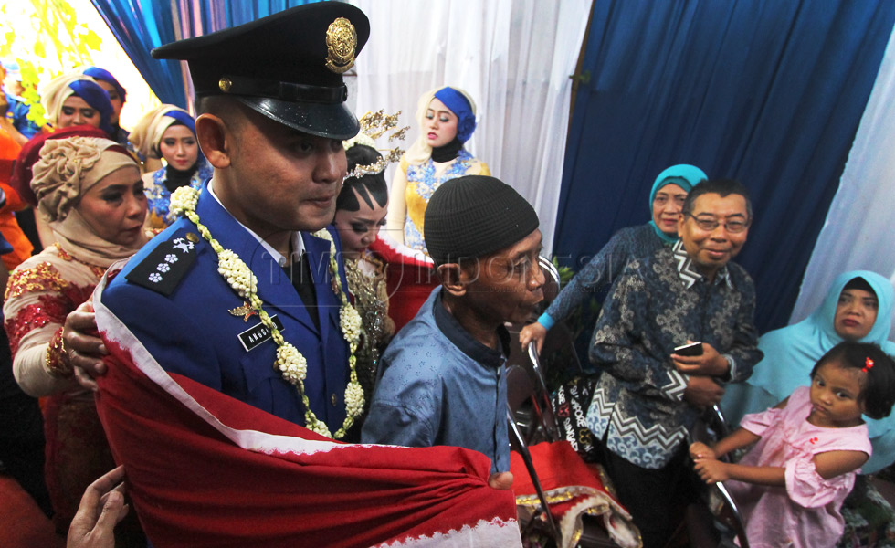 Anggoro Setyo Pramono (25) dan Novia Nur Eka Saputri (25) saat melakukan tradisi adat Jawa (FOTO : Adhitya Hendra/TIMES Indonesia)